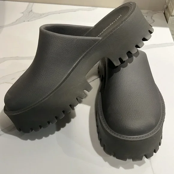 Jeffrey Campbell Gray Platform Slip-On Shoes / clogs size 10/41. - Picture 2 of 4